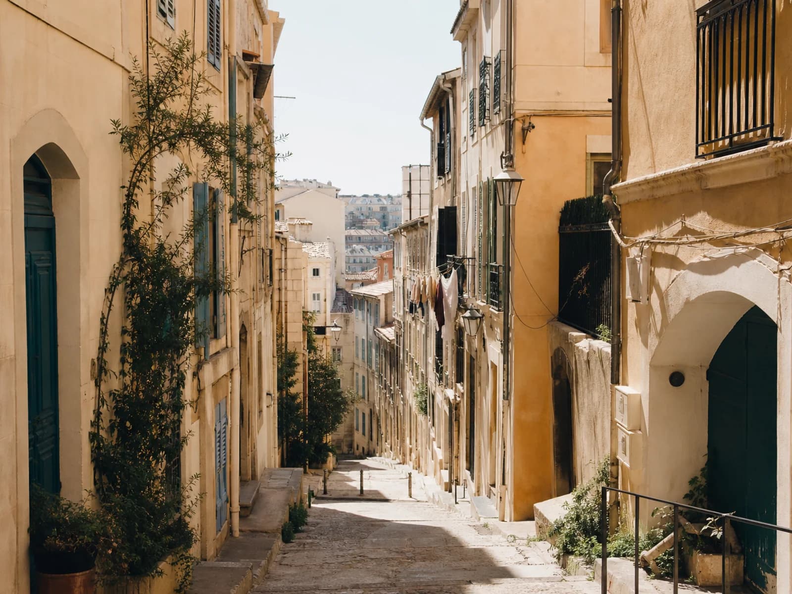 Ruelle et façades à Marseille